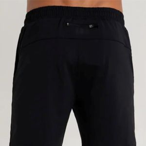 Short de sport noir à séchage rapide pour homme coupe décontractée matériau léger idéal pour les événements décontractés et les shorts d'entraînement pour hommes - Product Image 5