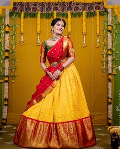 Dernière élégante mariée jaune Lehenga Choli en soie de Kanjiveram de style sud-indien avec un beau zari pur pour les fêtes - Product Image 1