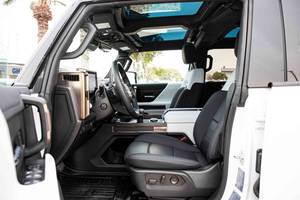 Véhicule d'occasion certifié avec faible kilométrage/km et un état impeccable, blanc, 2022 GMCC - Hurmmerr Véhicule électrique (EV) Pick-up Edition1 AWD - Product Image 3