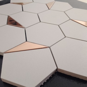 กระเบื้องโมเสคเซรามิกรูปหกเหลี่ยม73มม. สีโรสโกลด์ PVD สำหรับวิลล่าทันสมัยห้องครัวห้องน้ำ260x300mm อื่นๆอีกมากมาย - Product Image 1