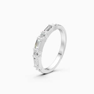 Anillo Apilable de Lujo Sostenible con Diamantes Cultivados en Laboratorio, Corte Baguette y Redondo, con 0.5 Ct |   En oro amarillo, blanco y rosa de 9 quilates - Product Image 1