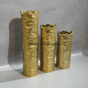 Vase moderne artisanal en métal doré avec texture d'écorce d'arbre et bords dentelés uniques pour un style décoratif élégant - Product Image 1