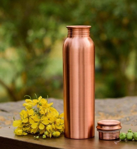 Cette bouteille d'eau en cuivre se distingue par son design gravé complexe et une finition classique et polie. - Product Image 6