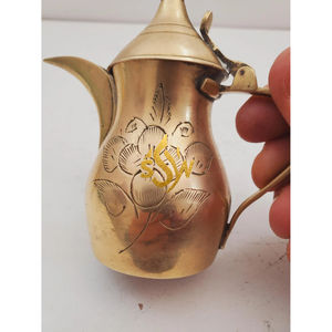 Grabado Acabado Mesa decorativa Café y té Dallah Pot Material de latón macizo Té de lujo Dallah Servir Pot para venta al por mayor - Product Image 4