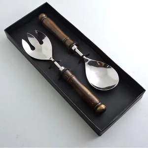 Ensemble de fourchette de cuillère de serveur de salade d'acier inoxydable de haute qualité avec des accessoires de cuisine de placage à l'or pour des salades manche en bois - Product Image 3