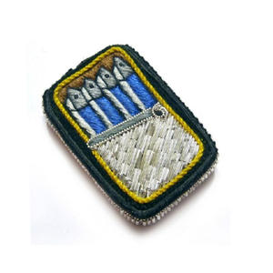 Accessoires de mode de boîte de broche de sardines brodées en cuivre - Product Image 1