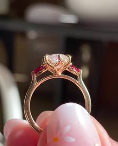 Anillo de compromiso de diamantes de corte Marquesa de 12x6mm, plata de ley chapada en oro de 18 quilates, piedras laterales Rojas, solitario para mujer, tres piedras - Product Image 2