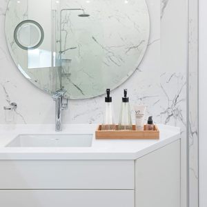 Bandeja de tocador de bambú, organizador de tanque de inodoro de madera y bandeja de mostrador de decoración del hogar para baño para almacenamiento de lavandería - Product Image 2