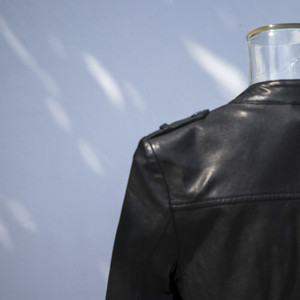 Chaqueta de motorista de cuero negro bordada con diseño de alta calidad para hombres y mujeres hecha a mano por el fabricante - Product Image 5
