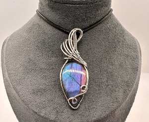 Pendentif en Labradorite arc-en-ciel de barbe à papa fait à la main en argent sterling collier de pierres précieuses enroulé de fil unique - Product Image 4