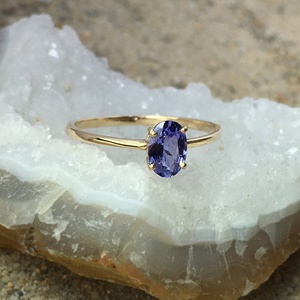 แหวนทองคำแท้ 14K รูปไข่ ประดับพลอยแทนซาไนต์ธรรมชาติ ดีไซน์น่ารักสำหรับทุกเพศ ใช้เป็นแหวนสัญญา ตัวเรือนแบบ Bezel Setting ประดับพลอยเดี่ยว ประจำเดือนธันวาคม - Product Image 3