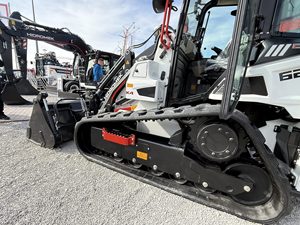 รถตักล้อยางขนาดเล็ก HMK 62T เครื่องยนต์ดีเซล สำหรับงานเกษตรและก่อสร้าง ใช้เครื่องยนต์ Kubota มาตรฐาน EPA สีดำ น้ำหนัก 3500 กก. - Product Image 6
