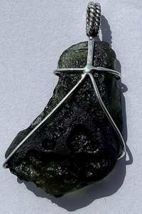 Pendentif en moldavite naturelle faite à la main de qualité tchèque en argent 925 pour la guérison et les cadeaux - Product Image 3
