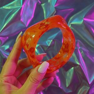 Brazaletes de resina facetada etérea - Product Image 2