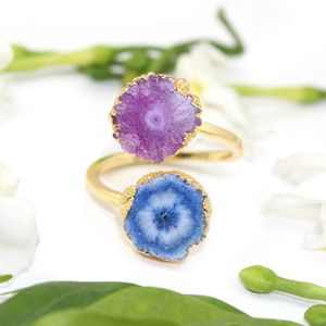 Design moderne Quartz solaire Double pierre bague réglable violet et bleu 18K plaqué or laiton métal bijoux pour femmes fiançailles - Product Image 2
