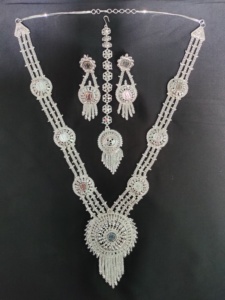Collier Boucles d'oreilles en plaqué argent en vrac Ensemble Tikka avec ensemble de bijoux de style luxueux à vendre par les exportateurs indiens - Product Image 2