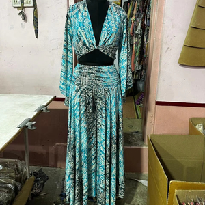 Conjunto de kimono bohemio de Paisley azul vibrante perfecto para looks de festival de días de playa de verano y ocasiones Casuales - Product Image 1