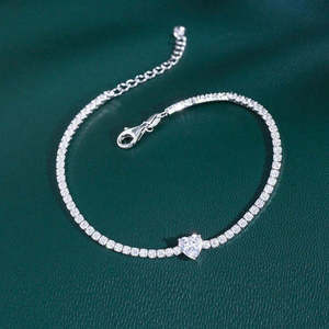 Pulsera de tenis de moda Hallmark de plata con forma de corazón, color blanco - Product Image 3
