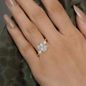 แหวนหมั้นเพชรสามเม็ดสีเงินชุบทองสำหรับผู้หญิงแหวนหมั้นเพชรเติบโตในห้องปฏิบัติการ925ได้รับความนิยมสูงสุด - Product Image 1