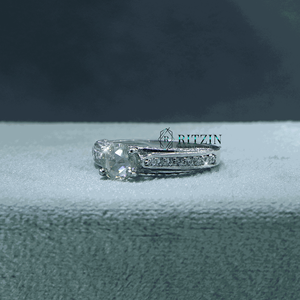 Anillo de Oro Rosa de 14K con Moissanita de Corte Redondo de 6.50 MM con Detalles y Halo Oculto para Mujer - Product Image 5