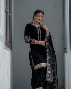 Traje Salwar de terciopelo de viscosa pesada de último diseñador con trabajo de secuencia bordada por Fab Zone Indian & Pakistani Clothing - Product Image 2