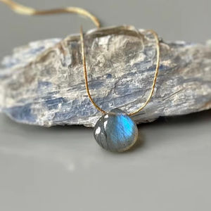 Collier classique minimaliste en argent sterling plaqué or avec pendentif en labradorite solitaire, perles et chaînes pour mariage de femmes - Product Image 1