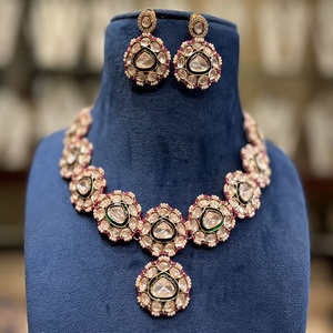 Hermoso collar Kundan de calidad superior chapado en oro con pendientes para mujer joyería de diseñador para colección de ropa de boda - Product Image 1