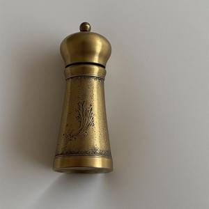 เครื่องบดเกลือและพริกไทยทองเหลืองหรูหราพร้อมลายตอกลวดลายโบราณงานช่างทำมือออกแบบมาสำหรับตกแต่งโต๊ะอาหาร - Product Image 6