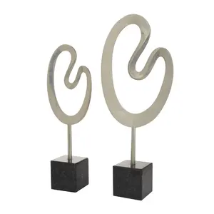 Sculpture décorative abstraite en marbre Statues de décoration intérieure avec base noire Sculpture moderne en métal poli Wade Logan Silver Marble - Product Image 3