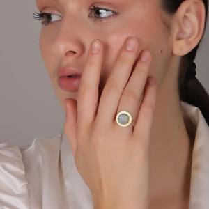 Anillo de piedra lunar de arcoíris de lujo de la mejor calidad, joyería hecha a mano para un aspecto elegante y moderno disponible para la venta desde India - Product Image 6