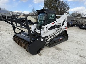 รถตักล้อยางมือสอง Bobcat T770 ปี 2023 เครื่องยนต์ Kubota รับน้ำหนักได้ 200 ตัน พร้อมมอเตอร์ PLC เกียร์ ปั๊ม และอุปกรณ์ตัดหญ้าสำหรับงานป่าไม้ - Product Image 6