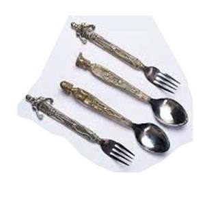 Ensemble d'ustensiles de service en argent poli avec des couverts de conception de statue plaqués or de style occidental pour les dîners de retour à l'école - Product Image 1