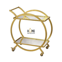 Chariots de service de luxe en verre propre et métal décoré avec une bordure dorée pour le dîner et le déjeuner