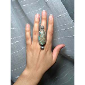 Anillo con Bisel de Turquesa Pilot Mountain y Plata de Ley, Hecho a Mano por Artesanos Navajo, Talla 6, Regalo - Product Image 5