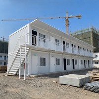 Dormoir modulaire à deux étages en conteneurs avec escalier et balcon pour l'hébergement des travailleurs sur chantier