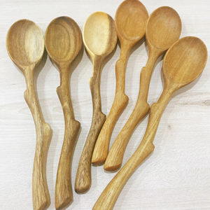 Cucharas de madera de diseños únicos al por mayor hechas de madera de acacia natural con toque artístico de cucharas de madera de Vietnam 99GD - Product Image 5