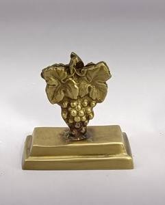 ที่ใส่บัตรทำจากทองเหลืองอุปกรณ์จัดระเบียบการ์ดดีไซน์แบบโลหะรูปองุ่นมีขาตั้งสำหรับโต๊ะทำงานในบ้านร้านอาหาร - Product Image 1