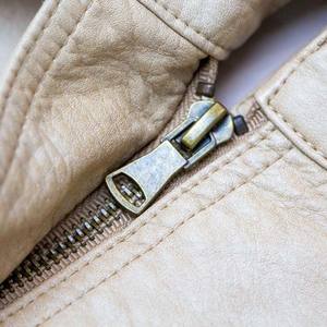 Vente en gros fabricants de vêtements de sport décontractés à poches multiples veste en cuir au design élégant et à fermeture éclair pour femmes de toutes tailles - Product Image 4