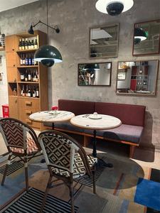 <span class=keywords><strong>Table</strong></span> de salle à manger de style <span class=keywords><strong>bistrot</strong></span> avec plateau en <span class=keywords><strong>marbre</strong></span> et chaises en rotin tressé pour restaurant, café, hôtel, mobilier commercial d'intérieur - Product Image 2