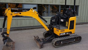 Mini-excavatrice sur chenilles JCB 19C jaune avec moteur Yanmar et marteau hydraulique, forte puissance de creusement pour la construction et l'aménagement paysager - Product Image 2