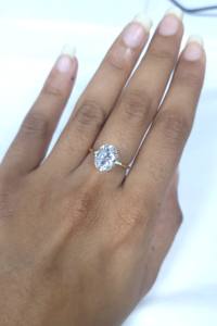 Anillo de compromiso solitario con diamante cultivado en laboratorio de corte ovalado de 2.50 quilates para mujer, anillo de boda con halo de diamantes ocultos, oro amarillo de 14 quilates - Product Image 3