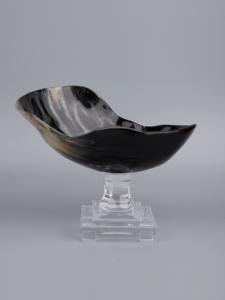 Bol décoratif artisanal en corne de buffle avec piédestal en acrylique transparent – Pièce d'accent élégante pour la maison moderne – Présentoir de table artisanal - Product Image 3