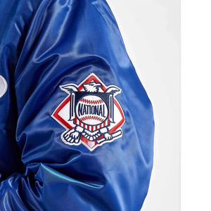 Chaqueta de satén Varsity de bombardero Premium para hombre de alta calidad para hombre con logotipo personalizado estilo béisbol tela de lona cuello levantado en la parte delantera - Product Image 3