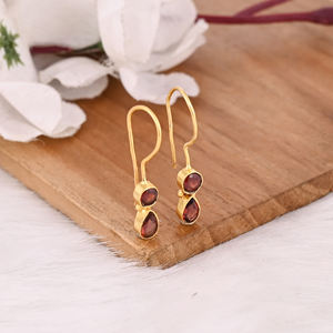 Boucles d'oreilles pendantes minimalistes faites à la main en argent sterling 925 avec grenat du Mozambique pour femmes, boucles d'oreilles légères, bijoux de déclaration, cadeau - Product Image 2