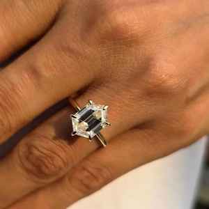 Bague de fiançailles en or massif 14 carats avec diamant de laboratoire taille hexagonale, cadeau de fête raffiné pour un partenaire - Product Image 3
