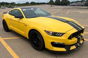 Ford Mustang Shelby GT350 d'occasion de 2017, 15 000 miles, 1 propriétaire, boîte manuelle 6 vitesses, Voodoo V8, Triple Yellow Tri-Coat - Product Image 1