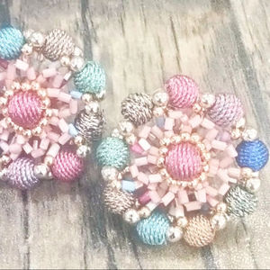 Pendientes de aro geométricos de flor de rafia de tela de moda colorida Primavera Verano dulce temperamento tejido mujeres de gama alta - Product Image 1