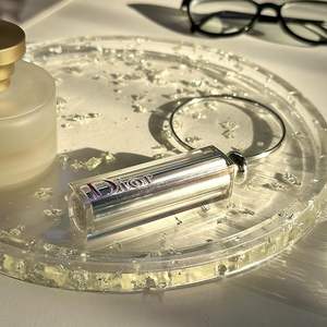 Bandeja de servicio de resina personalizada hecha a mano con diseños únicos de epoxi Bandeja decorativa para uso en cocina y comedor de boda - Product Image 2