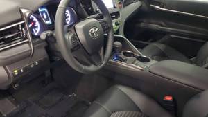 Toyota Camry SE 2024 Automático con Tracción Delantera, Asientos de Cuero, Techo Panorámico, Faros LED, 6.1-8L - Product Image 3