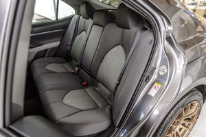 Toyota Camry Hybrid LE FWD 2018 bien utilisé cuir-canapé berline avec caméra arrière options essence/électrique/carburant diesel - Product Image 2